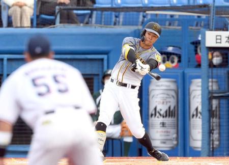 　７回、安打を放つ佐藤輝（撮影・田中太一）