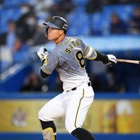 　２回、左へ先制犠飛を放つ佐藤輝