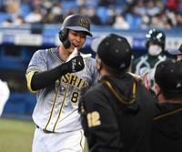 　２回、先制犠飛を放った佐藤輝はベンチ前でポーズを決める