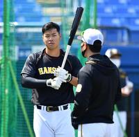 　矢野監督（右）と話し込む佐藤輝＝撮影・高石航平