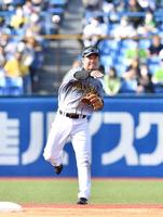 　４回、山田の遊ゴロを華麗にさばく山本（撮影・高石航平）