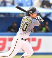 　２回、移籍後初安打を放つ山本（撮影・高石航平）