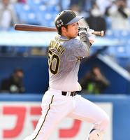 　６回、バスターエンドランを決める青柳（撮影・高石航平）