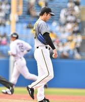 　６回、村上にソロを許す青柳（撮影・高石航平）