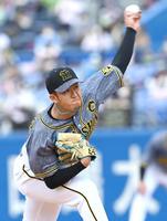 　６回、好リリーフをみせる岩貞（撮影・飯室逸平）