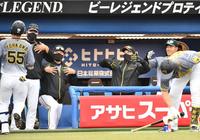 　９回、ソロを放った陽川（５５）をゴリラポーズで迎える矢野監督（右から２人目）、佐藤輝（右）ら（撮影・高石航平）