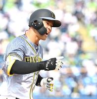 　１回、プロ初安打初本塁打となる２ランを放ち、歓喜の表情でダイヤモンドを回る佐藤輝（撮影・飯室逸平）