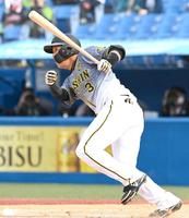 　３回、二塁打を放つ大山（撮影・飯室逸平）