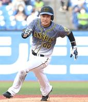 　６回、青柳の右前打で三塁へ激走する一走・山本（撮影・飯室逸平）