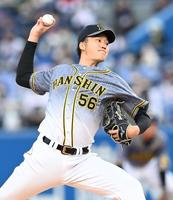 　８回、好リリーフをみせる小林（撮影・飯室逸平）