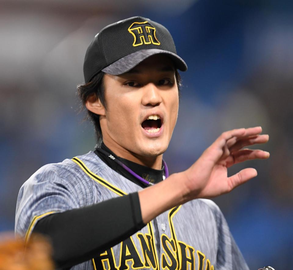 　３回、ピンチを切り抜けた藤浪は気迫の表情でベンチへ戻る