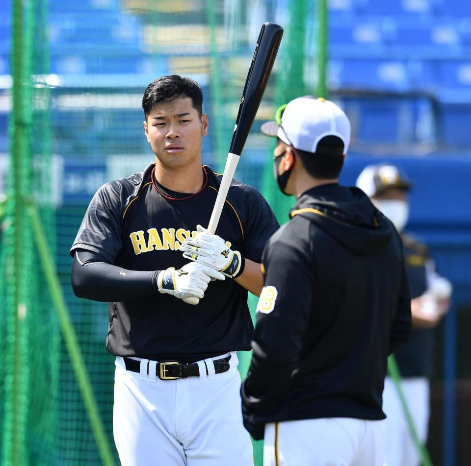 　矢野監督（右）と話し込む佐藤輝＝撮影・高石航平