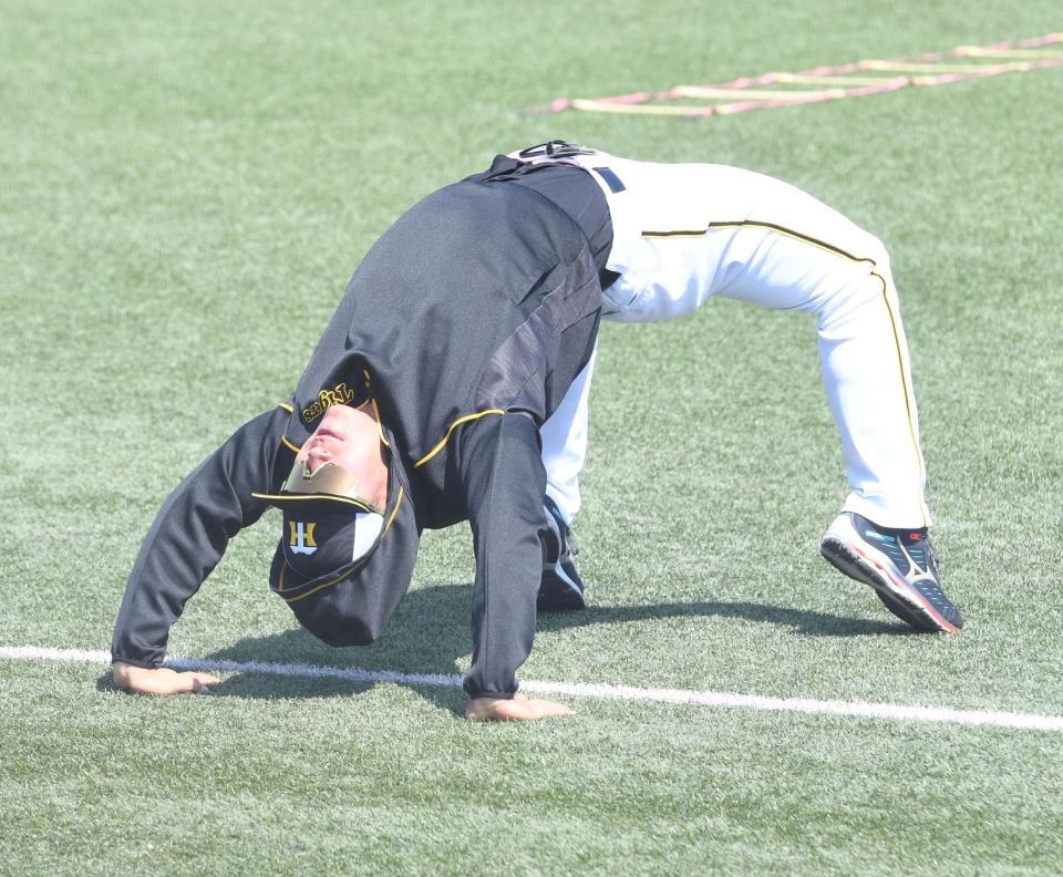 　ブリッジする佐藤輝（撮影・飯室逸平）