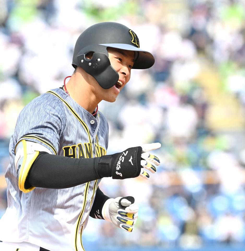 　１回、プロ初安打初本塁打となる２ランを放ち、歓喜の表情でダイヤモンドを回る佐藤輝（撮影・飯室逸平）