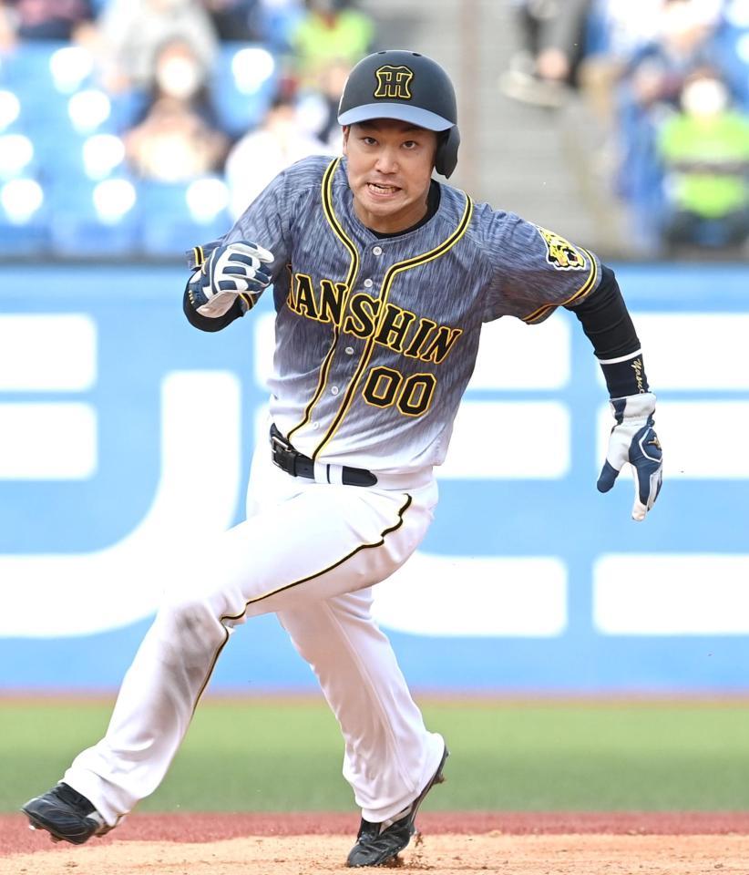 　６回、青柳の右前打で三塁へ激走する一走・山本（撮影・飯室逸平）