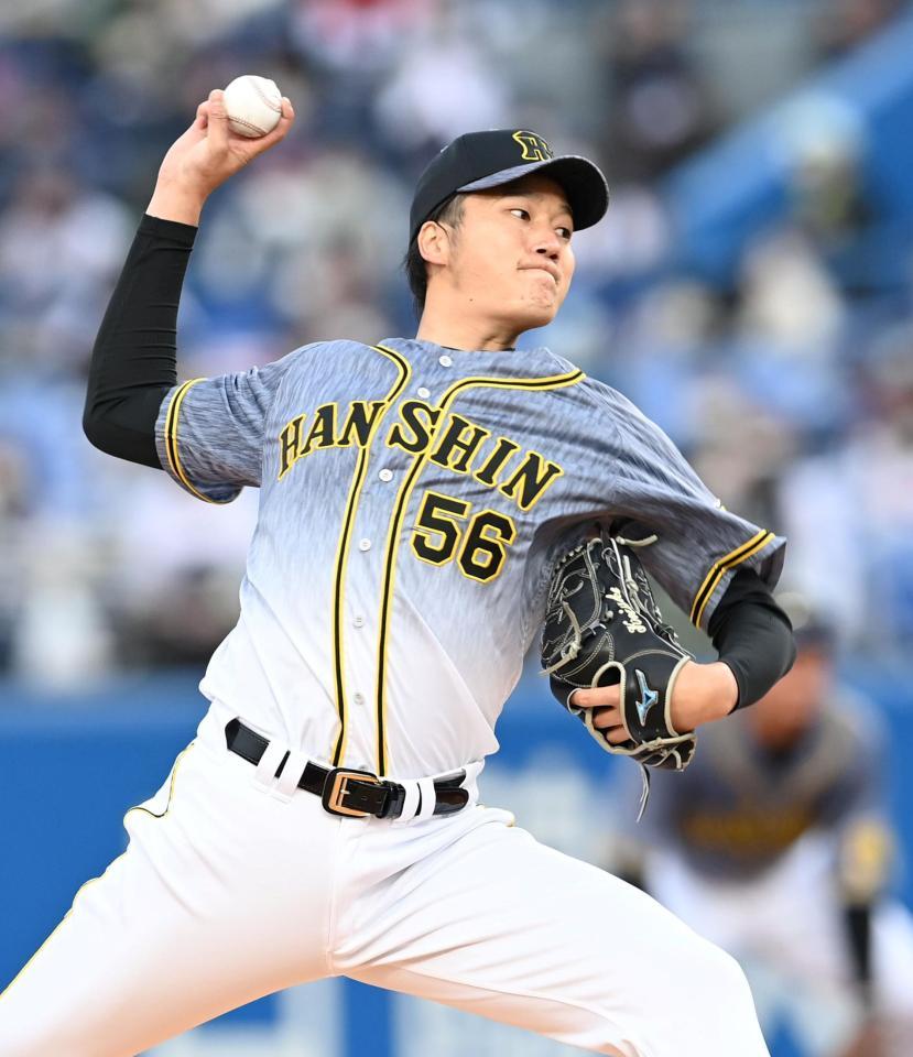 　８回、好リリーフをみせる小林（撮影・飯室逸平）