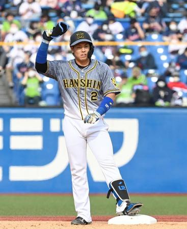 　３回、タイムリー二塁打を放ち、ベンチに向かって手を上げる梅野