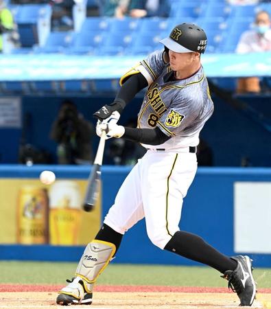 　１回、プロ初安打初本塁打となる２ランを放つ佐藤輝