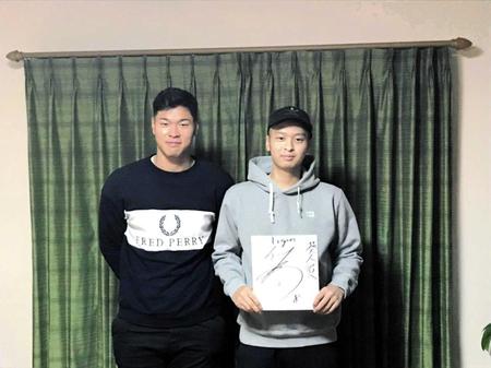 　白血病と闘病する槙原葵人君（右）を激励した佐藤輝（槙原君提供）