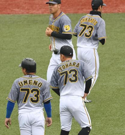 　野村克也氏を追悼し、全員背番号７３を背負いアップする阪神ナイン（撮影・飯室逸平）