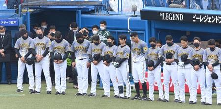 　野村克也氏を追悼し、黙とうを捧げる阪神ナイン（撮影・飯室逸平）