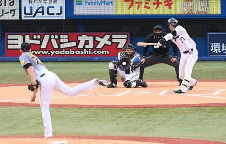 　６回、空振り三振に倒れる山田（撮影・飯室逸平）