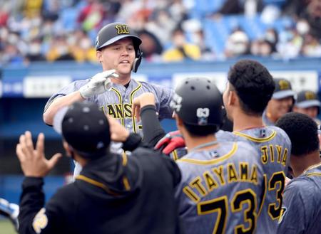 　８回、３ランを放ったサンズはハッピーハンズで迎えられる（撮影・田中太一）