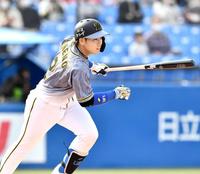 　３回、２点適時二塁打を放つ梅野