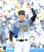 　５回、マウンドで笑顔を見せる青柳