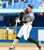 阪神ドラ1佐藤輝 新伝説バックスクリーン弾 虎新人史上最速タイ初安打