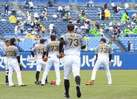 野村克也氏がヤクルト監督時代の背番号７３をつけて試合に臨む阪神・佐藤輝明（手前）ら＝神宮（撮影・田中太一）