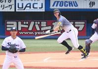 　１回、先制タイムリーを放つサンズ（撮影・飯室逸平）