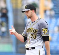 　１回、山崎を投ゴロに打ち取りサムアップするガンケル（撮影・高石航平）