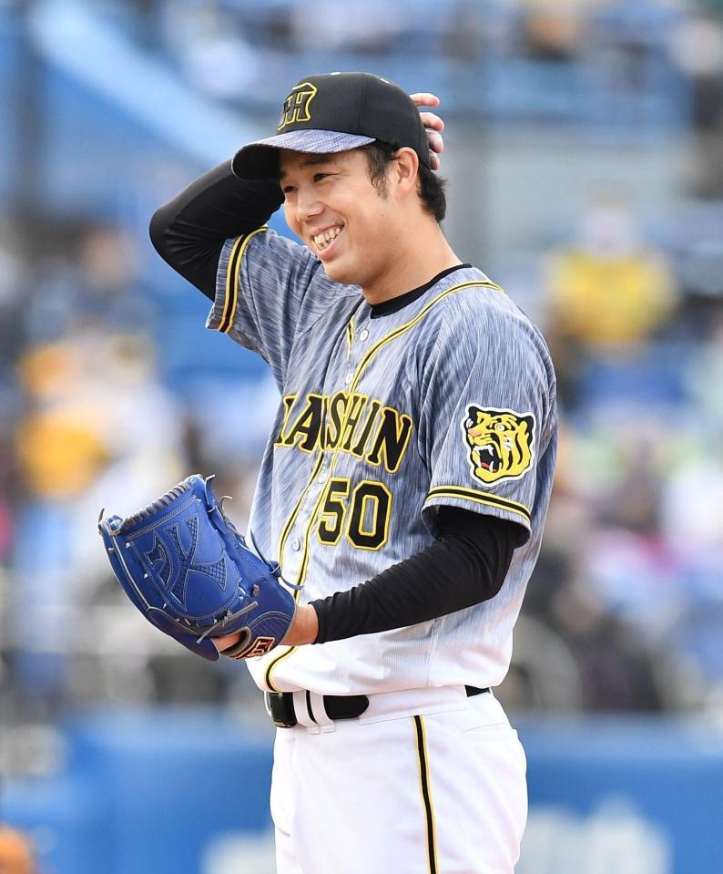 　６回、中村に四球を与え苦笑いする青柳