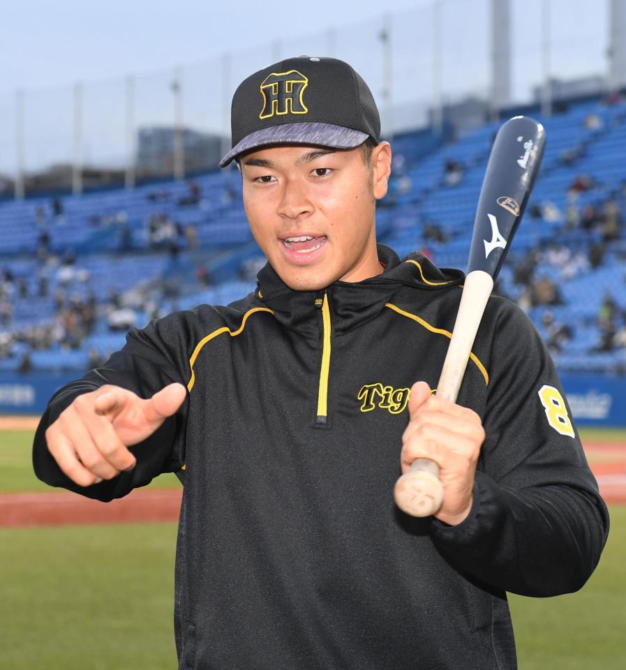 　バットを手に「Ｚポーズ」を決める佐藤輝