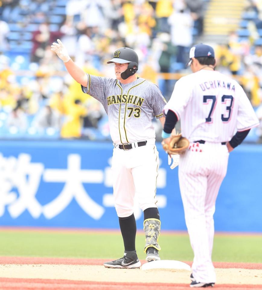 　１回、先制適時二塁打を放ち塁上で手を振るサンズ（右は奥川）＝撮影・高石航平