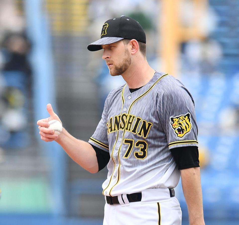 　１回、山崎を投ゴロに打ち取りサムアップするガンケル（撮影・高石航平）