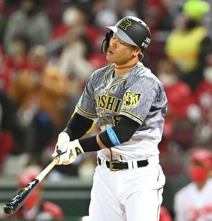 　４回、空振り三振に倒れる佐藤輝（撮影・飯室逸平）