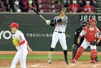 　４回、空振り三振に倒れる佐藤輝。投手は森下（撮影・田中太一）