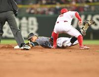 　７回、右前打を放ち、果敢に二塁へヘッドスライディングするもタッチアウトになる佐藤輝（撮影・飯室逸平）