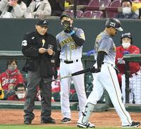 　８回、選手交代を告げる矢野監督。右は見逃し三振に倒れたマルテ（撮影・田中太一）