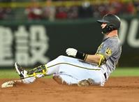 　９回、二塁を狙うもアウトになるサンズ（撮影・飯室逸平）