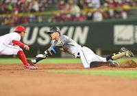 　７回、右前打を放ち、果敢に二塁へヘッドスライディングするもタッチアウトになる佐藤輝（撮影・飯室逸平）