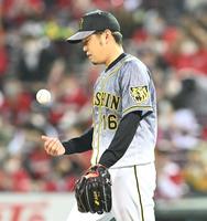 　６回、先制を許し、肩を落とす西勇（撮影・飯室逸平）