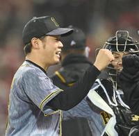 　５回、グータッチを交わす西勇（撮影・飯室逸平）