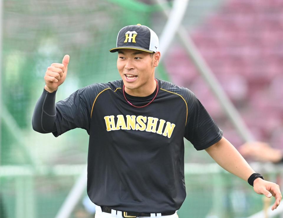 　試合前、元気に練習する佐藤輝（撮影・飯室逸平）