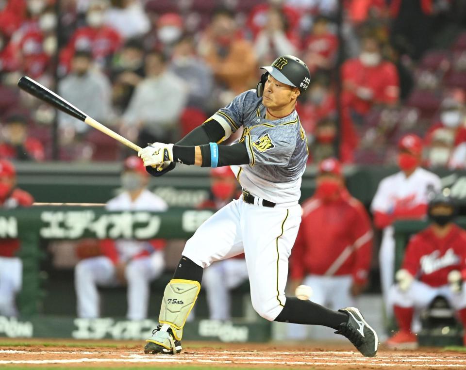 　２回、空振り三振二倒れる佐藤輝（撮影・飯室逸平）