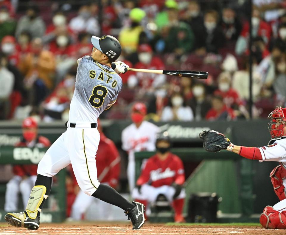 　４回、空振り三振に倒れる佐藤輝（撮影・飯室逸平）