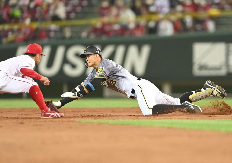 　７回、右前打を放ち、果敢に二塁へヘッドスライディングするもタッチアウトになる佐藤輝（撮影・飯室逸平）