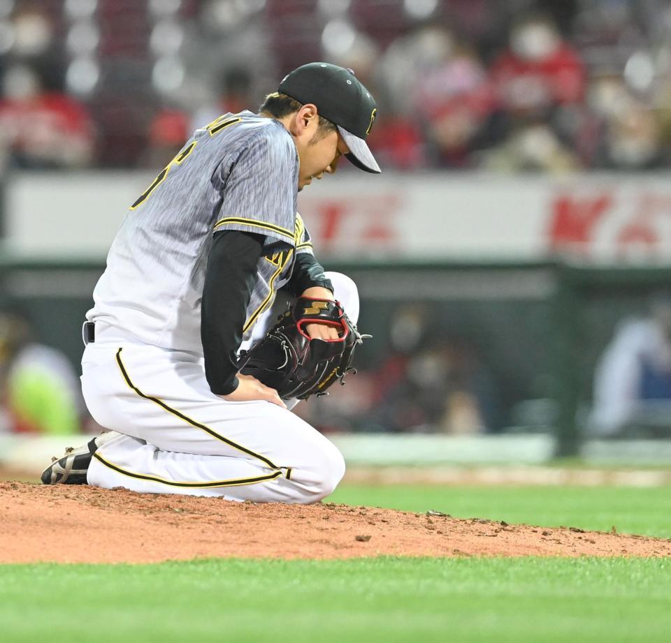 　７回、バランスを崩しマウンドに座り込む西勇（撮影・飯室逸平）